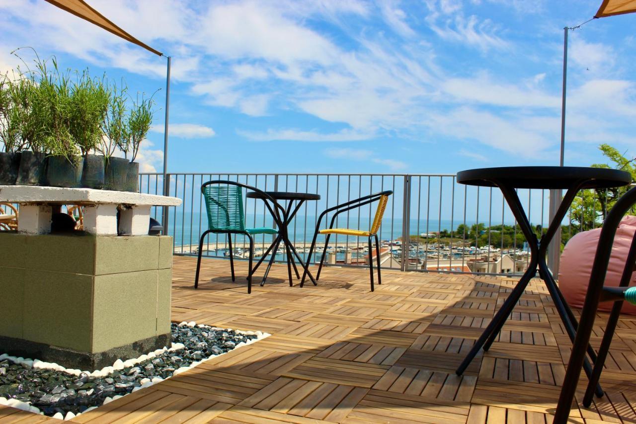 فندق Sunset Art Beach Front تشيرنوموريتس المظهر الخارجي الصورة